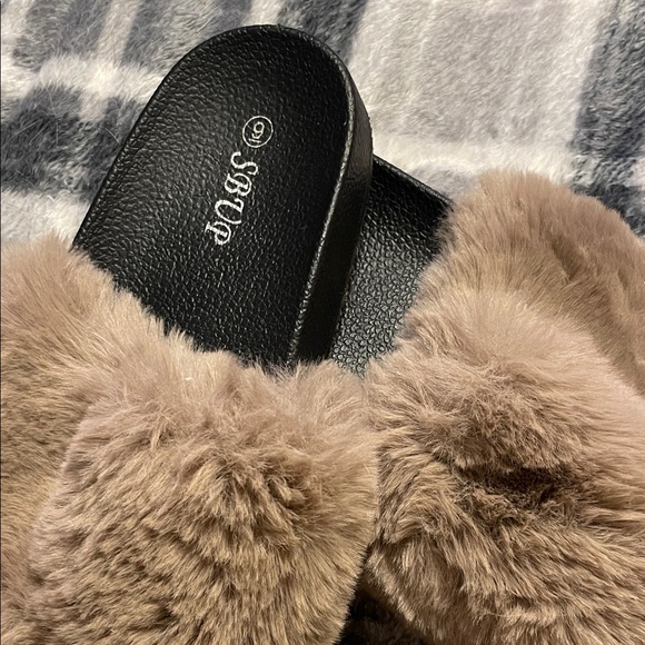 Sseko Women's Furry Brown Sandals - Picture 2 of 3